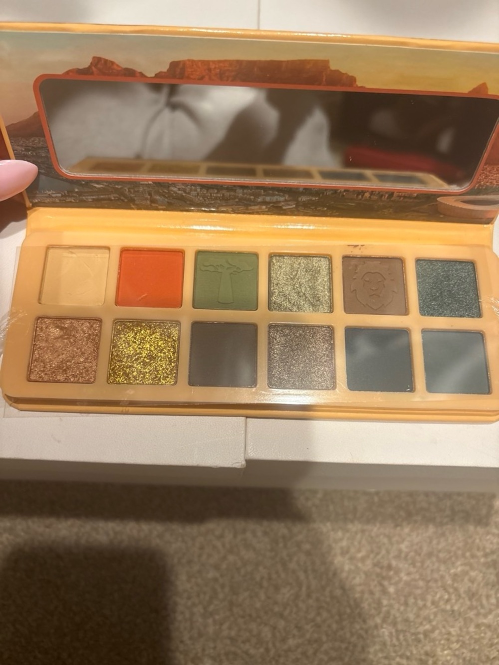 Desert-Inspired Eyeshadow Palette — Warm Orange & Green Tones